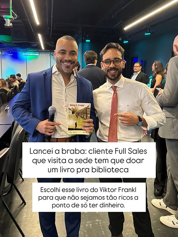 Caio Albuquerque com cliente em evento